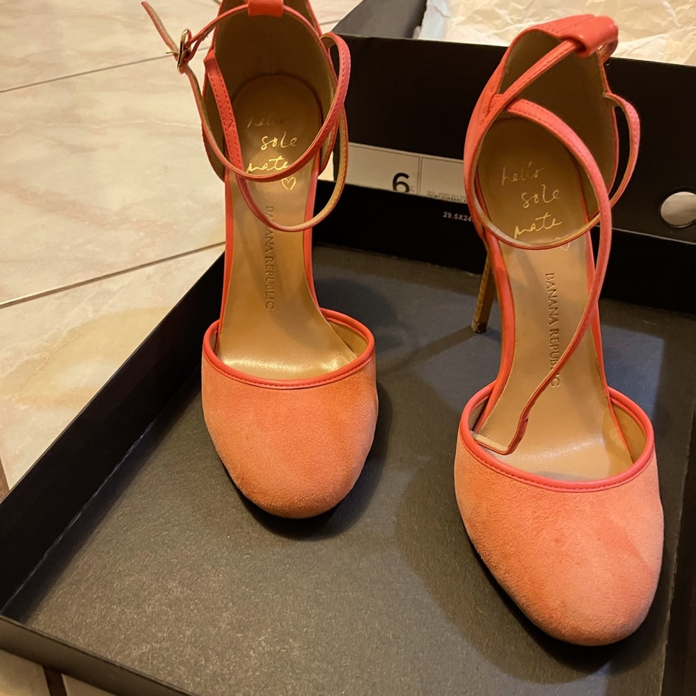 Banana Republic dress heels coral color size 6